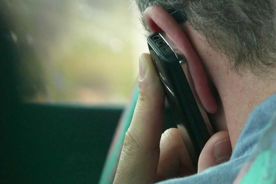 Ein Mann telefoniert mit dem Mobiltelefon (Handy) - Christine Schmidt auf Pixabay