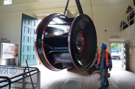 Turbine: Eines der beiden je zwölf Tonnen schweren Schaufelräder im Kraftwerk (Juli 2014)