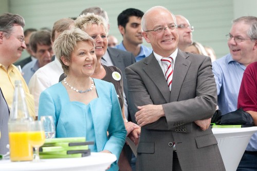 Oberbürgermeisterin Dagmar Mühlenfeld und Essens Oberbürgermeister Reinhard Paß freuen sich über die gelungene Interkommunale Kooperation und auf eine gute Zusammenarbeit.