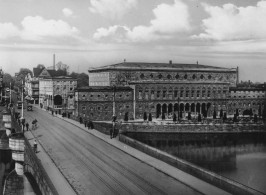 Die Stadthalle mit Schloßbrücke (Aufnahme um 1930)