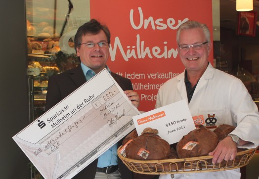 Inhaber Peter Hemmerle übergab den Erlös von 850 Euro an den Geschäftsführer des CBE, Michael Schüring.
