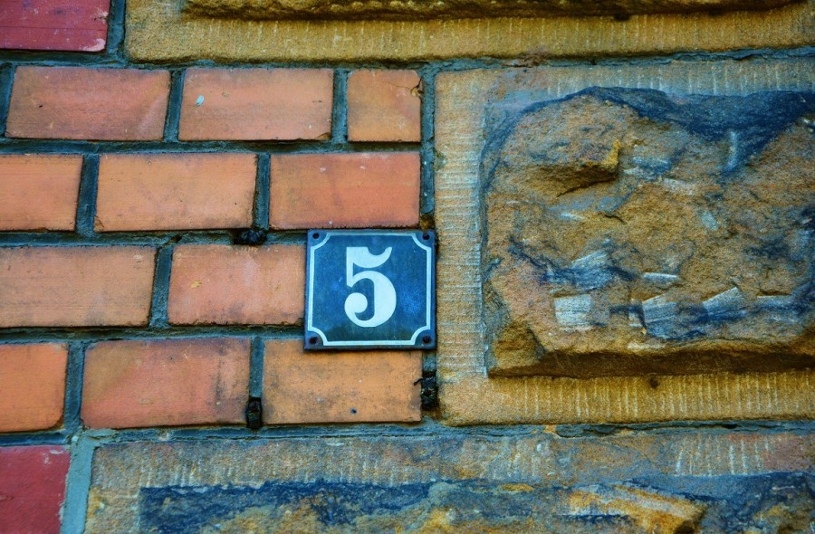 Gut erkennbare Hausnummer an alter Hauswand. - Pixabay
