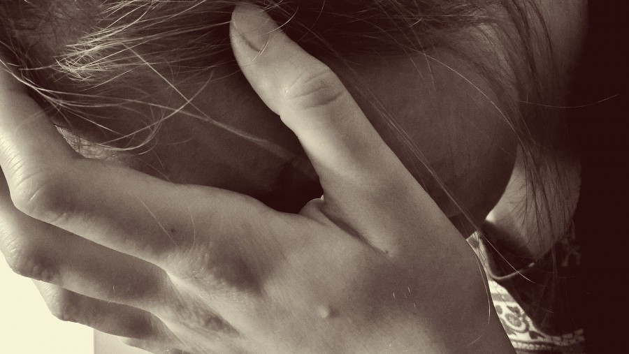 Traurige Person, die sich die Hände vor das Gesicht hält. Infos zu den Hilfen des Sozialpsychiatrischen Dienstes. - Pixabay