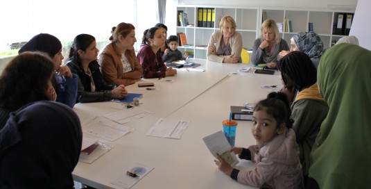 Teilnehmerinnen des MUT-Cafés Innenstadt im Gespräch mit Mitarbeiterinnen der Erziehungsberatungsstelle