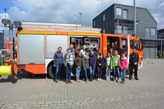 Gruppenfoto. Am 28. April 2016, fand bereits zum elften Mal der Mädchen-Zukunftstag Girls'Day bei der Feuerwehr Mülheim statt.