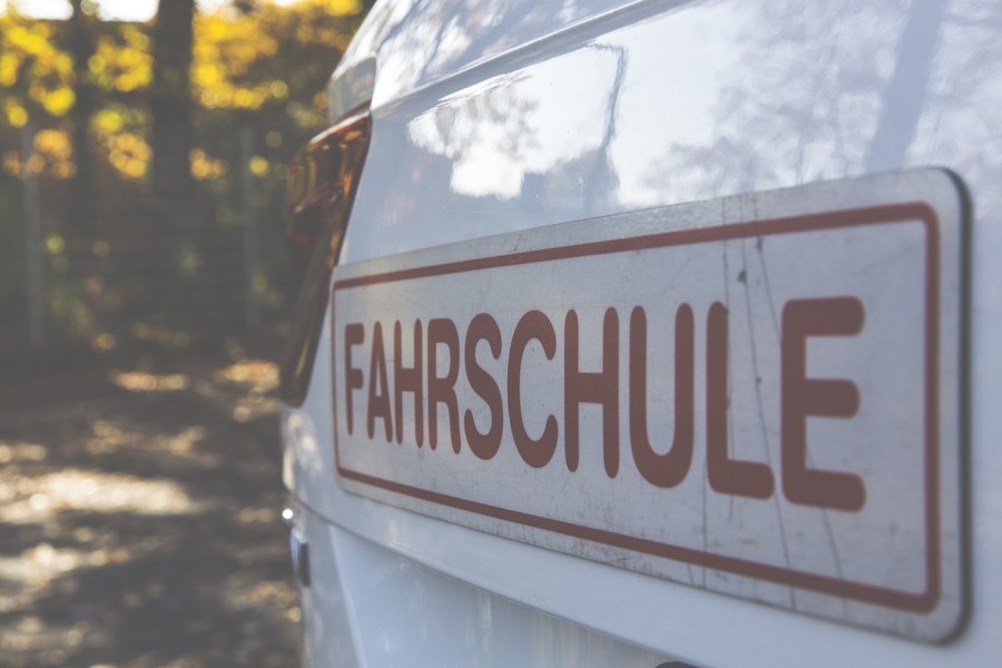 Auto mit Fahrschule-Schild. Führerschein, Fahrerlaubnis, Fahrschulwechsel - Bild von Markus Spiske auf Pixabay