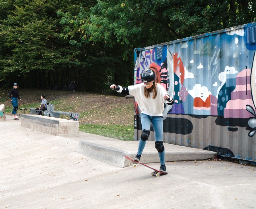 Das Bild zeigt eine Teilnehmerin des Skateboardkurses von der Luisenschule. - TrendSport Mülheim