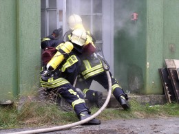 Zur Vorbereitung auf Realeinsätze führt die Feuerwehr Mülheim an der Ruhr seit mehreren Jahren regelmäßig Wärmegewöhnungsübungen und praktische Brandbekämpfungstrainings durch. 