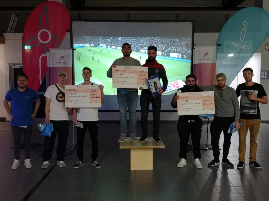 Das Foto zeigt die Sieger des Fifa Playstation-Turniers 2018 in der innogy Sporthalle. - TrendSport