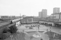 Der Hauptbahnhof mit Vorplatz und Grünananlage im März 1990 - Quelle/Autor: Medienkompetenzzentrum