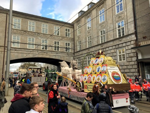 Der Karnevalszug in Mülheim an der Ruhr geht auch am Historischen Rathaus und unter dem Rathausbogen auf der Friedrich-Ebert-Strae vorbei. - Tobias Grimm