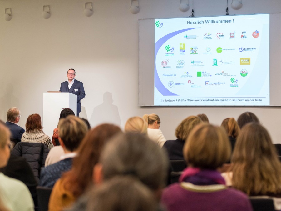 Beim 10 Jährigen Jubiläum Netzwerk Frühe Hilfen hat Stadtdirektor Herr Lüngen das Publikum begrüßt. Stadthalle - Online Team, Referat I - Helena Grebe Beim 10 Jährigen Jubiläum Netzwerk Frühe Hilfen hat Stadtdirektor Herr Lüngen das Publikum begrüßt. Stadthalle - Online Team, Referat I - Helena Grebe