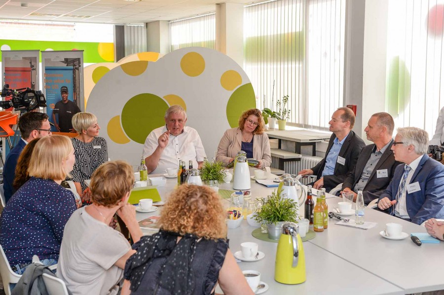 U25 - Sozialagentur. Besuch von Karl-Josef Laumann, Minister für Arbeit, Gesundheit und Soziales des Landes Nordrhein-Westfalen, im U25-Haus. 31.07.2018 Foto: Walter Schernstein - Walter Schernstein