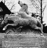 Pferde-Denkmal am Stallmannshof in der Saarnberg-Siedlung, das 1926 die Mülheimer Wohnstätten AG errichtet hat. Es erinnert an die bis Anfang des 19. Jahrhunderts hier in den Wäldern lebenden Wildpferde. Im Sockel trägt es einen Spruch auf Möllmsch Platt von Wilhelm Klewer.