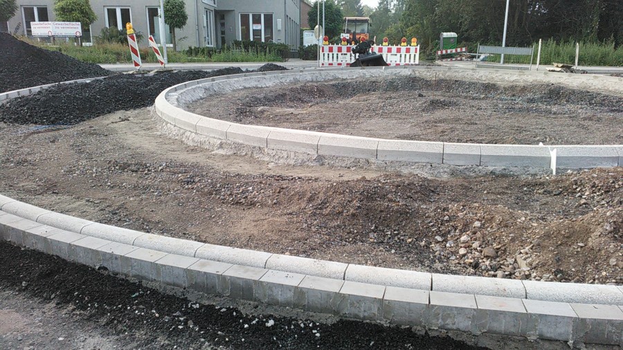 Umbau der Friedhofstraße zum Kreisverkehr in Speldorf mit vorlaufenden Kanalbau.