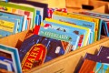 Kinderbücher auf einem Trödeltisch. Büchertrödel, Kindertrödel, Trödelmarkt, Flohmarkt, - Bild von Michael Gaida auf Pixabay