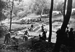 Häftlinge des AEL beim Bau eines Fußgängerwegs im Stadtteil Raadt (September 1943)