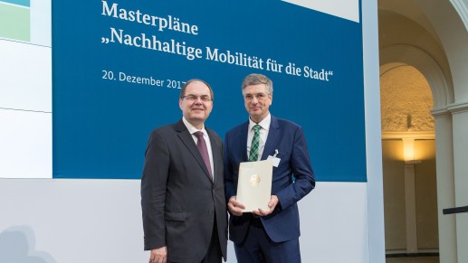Bundesminister Christian Schmidt (links) überreicht Beigeordneten Peter Vermeulen den Förderbescheid zur Erstellung eines Masterplans für Nachhaltige Mobilität in Mülheim