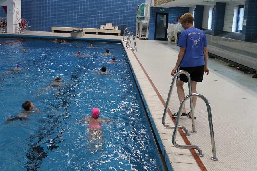 Der Schwimmunterricht an den Grundschulen ist in diesem Jahr häufiger als sonst ausgefallen. Das Foto zeigt eine Sportlehrerin der Hölterschule, die Kindern im Hallenbad Schwimmunterricht gibt. - MWB/MSB