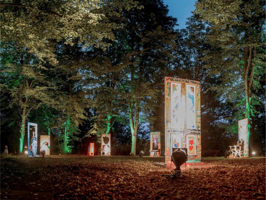Beleuchtete Skulpturen des Art Obscura Festivals KunstMachenLeben in der Freilichtbühne Mülheim an der Ruhr - Björn Stork