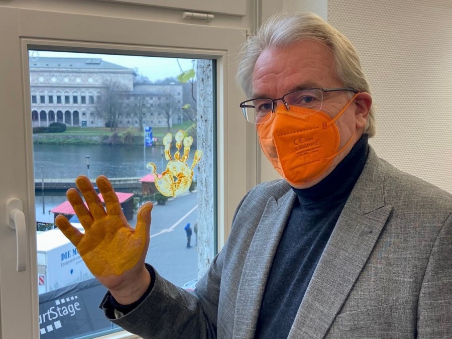 Orange your City: Oberbürgermeister Marc Buchholz mit orangefarbener Hand zum Internationalen Tag gegen Gewalt an Frauen und Mädchen am 25. November - Sarah Sternol