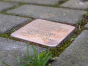 Seit 2004 gibt es in Mülheim die bundesweit bekannten Stolpersteine von Gunter Demnig. Dabei handelt es sich um quadratische Betonblöcke, auf denen eine beschriftete Messingplatte angebracht ist. Mit diesen Gedenktafeln wird an das Schicksal der Menschen erinnert, die im Nationalsozialismus ermordet wurden.