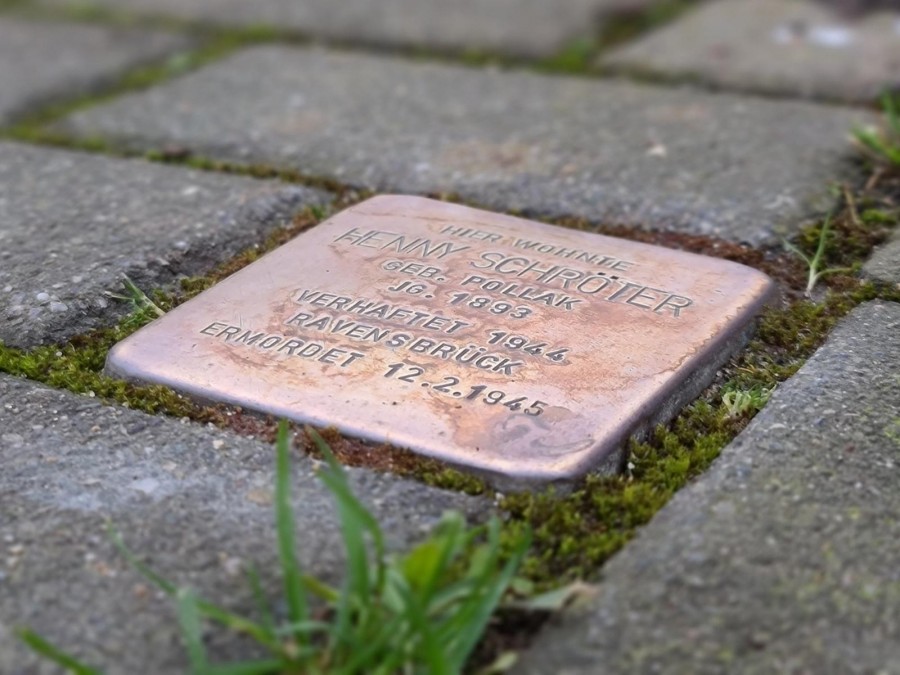 Seit 2004 gibt es in Mülheim die bundesweit bekannten Stolpersteine von Gunter Demnig. Dabei handelt es sich um quadratische Betonblöcke, auf denen eine beschriftete Messingplatte angebracht ist. Mit diesen Gedenktafeln wird an das Schicksal der Menschen erinnert, die im Nationalsozialismus ermordet wurden. - Referat I - Online Redaktion - Jasmin Kramer