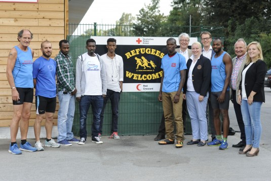 Vertreter des Rotary Clubs Mülheim-Uhlenhorst, des Vereins Marathon Mülheim und des Mülheimer Sportbundes mit einigen Flüchtlingen, die regelmäßig an dem speziellen Lauftraining teilnehmen.