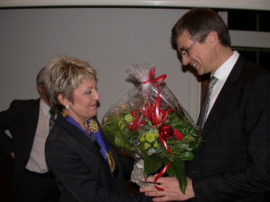 Oberbürgermeisterin Dagmar Mühlenfeld gratuliert mit einem Blumenstrauß ihrem Vorstandskollegen zur Wiederwahl (18.12.2013)