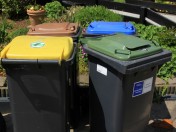 Die vier unterschiedlichen Mülltonnen der MEG mit gelbem, braunem, blauen und grünem Deckel. Müllentsorgung, Müllwagen, Abfalltonnen, Entleerung, Blaue Tonne, Braune Tonne, Grüne Tonne, Graue Tonne, Reviere