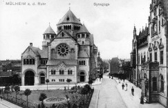 Der Viktoriaplatz mit neuer Synagoge (links) und Hauptpost (rechts)