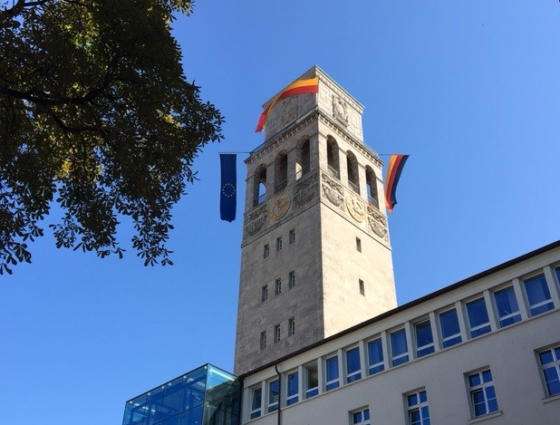 In Nordrhein-Westfalen werden öffentliche Gebäude wie das Mülheimer Rathaus zu regelmäßig wiederkehrenden und zu besonderen Anlässen beflaggt. Gehisst werden grundsätzlich die Flaggen des Bundes und des Landes. Daneben ist zu bestimmten Anlässen auch die Europaflagge zu hissen. - Anke van Löchtern