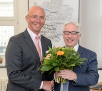 Oberbürgermeister Ulrich Scholten begrüßt den neuen Kämmerer Frank Mendack. Rathaus 03.04.2017 Foto: Walter Schernstein