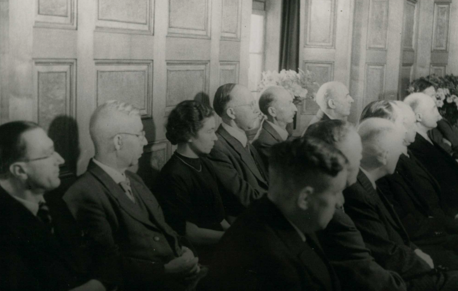 Die ersten Frauen im Mülheimer Stadtparlament. Zwischen den Herren sitzt Änne Fries. Sie wurde 1946 als Stadtverordnete vereidigt. - Stadtarchiv