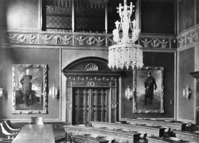 Der Ratssaal mit den Porträts von Bismarck und Moltke