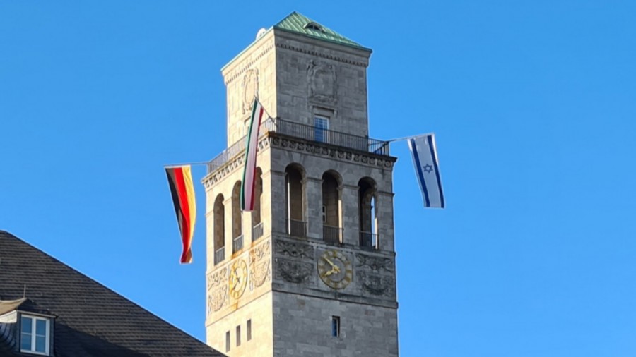 Am Rathausturm: Flagge zeigen für die Deutsch-Israelische Freundschaft - Jasmin Kramer