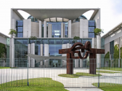Foto des Bundeskanzleramts in Berlin. Dort befindet sich das Büro des Bundeskanzlers. Das Gebäude befindet sich im Ortsteil Tiergarten. 