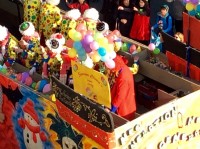 Karneval: Rosenmontagszug in der Innenstadt mit zahlreichen Aktiven und Wägen aus den Mülheimer Karnevalsvereinen.