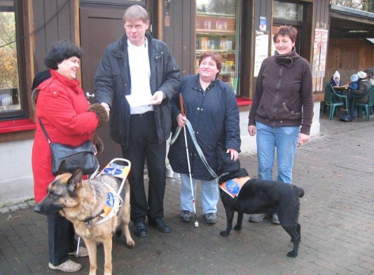 Der Blinden- und Sehbehindertenverein Mülheim an der Ruhr e. V. spendet Tiergehege 
