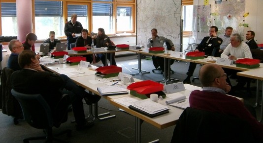 Führungsmannschaft aus Mülheim übt Krisenmanagement für den Ernstfall: Seminar im Institut der Feuerwehr NRW vom 12. bis 14. März 2013 - Krisenstab