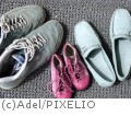 Drei Paar Schuhe vor der Haustür. Ab dem 1. Januar 2011 gelten die Neuregelungen zum Elterngeld für alle Elterngeldberechtigten. - (c)Adel/PIXELIO