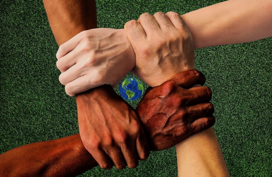 Hände unterschiedlicher Menschen halten zusammen. Integration, Asylsuchende, Flüchtlinge, Geflüchtete, Beratung und Hilfe - Pixabay