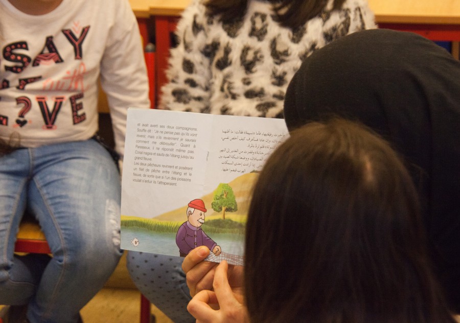Eine Vorleserin zeigt den Kindern ein Bilderbuch. Das Projekt Wenn ich einmal groß bin verfolgt das Ziel den Spaß am Lesen bei Kindern der 3. und 4. Klasse zu wecken. 