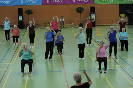 Veranstaltung Mädchen und Frauen im Sport begeisterte: Die Gruppe des Vereins Sport für Senioren zeigte eindrucksvoll, dass auch im hohen Alter gemeinsames Bewegen noch gut möglich ist.