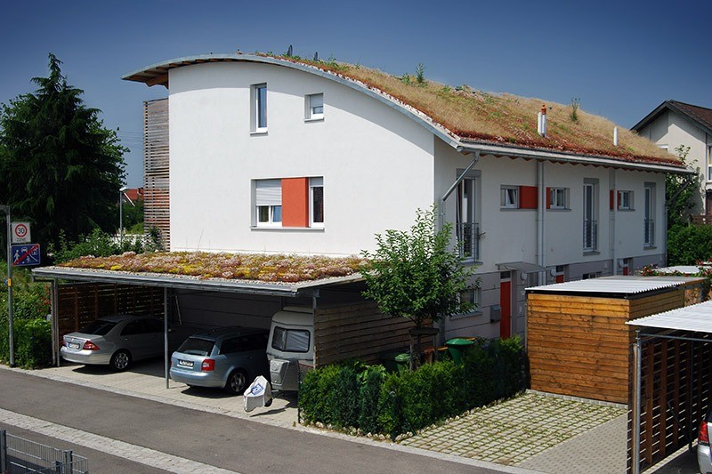 Wohnhaus und Carport mit extensiver Dachbegrünung. - Copyright 2020 Optigrün international AG