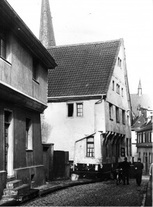 linker Bildrand: Künzel´sche Apotheke (seit 1732), später Kortumhaus, weil Karl Arnold Kortum hier geboren wurde, Kettwiger Str. 6, (1957 abgerissen)