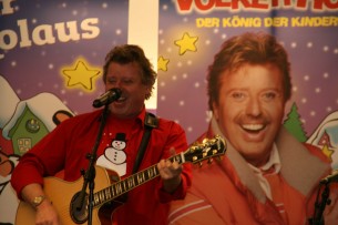 Der Sänger Volker Rosin sorgte für gute Stimmung beim Eröffnungsfest zur 32. MüKiKiTa am 27.11.2011 im MedienHaus