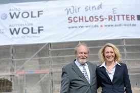 Alles neu macht der Mai: Mit einem Banner an der Ringmauer ist seit Ende April 2015 der Mülheimer Autohändler Wolf präsent. Damit reiht sich das Unternehmen in die illustre Reihe Mülheimer 