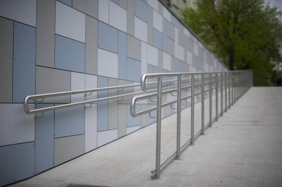 Bild einer Rollstuhlrampe als Zugang zu einem barrierefreien Gebäude. - Pixabay
