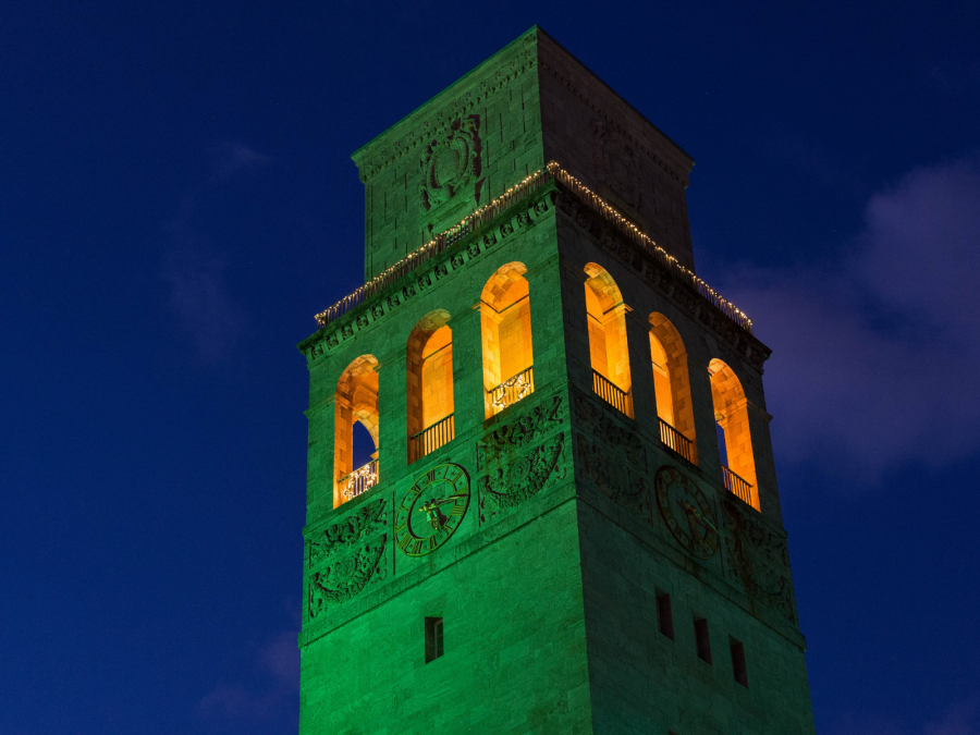 Der Rathausturm ist weihnachtlich beleuchtet und sorgt für Weihnachtsstimmung. - Helena Grebe - Referat I, Onlineteam